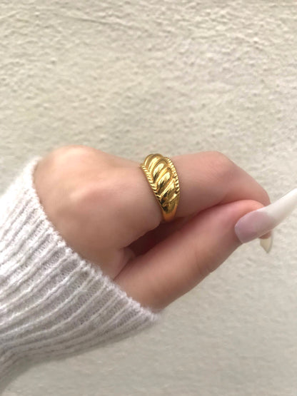 Havana Gold Ridged Croissant Ring